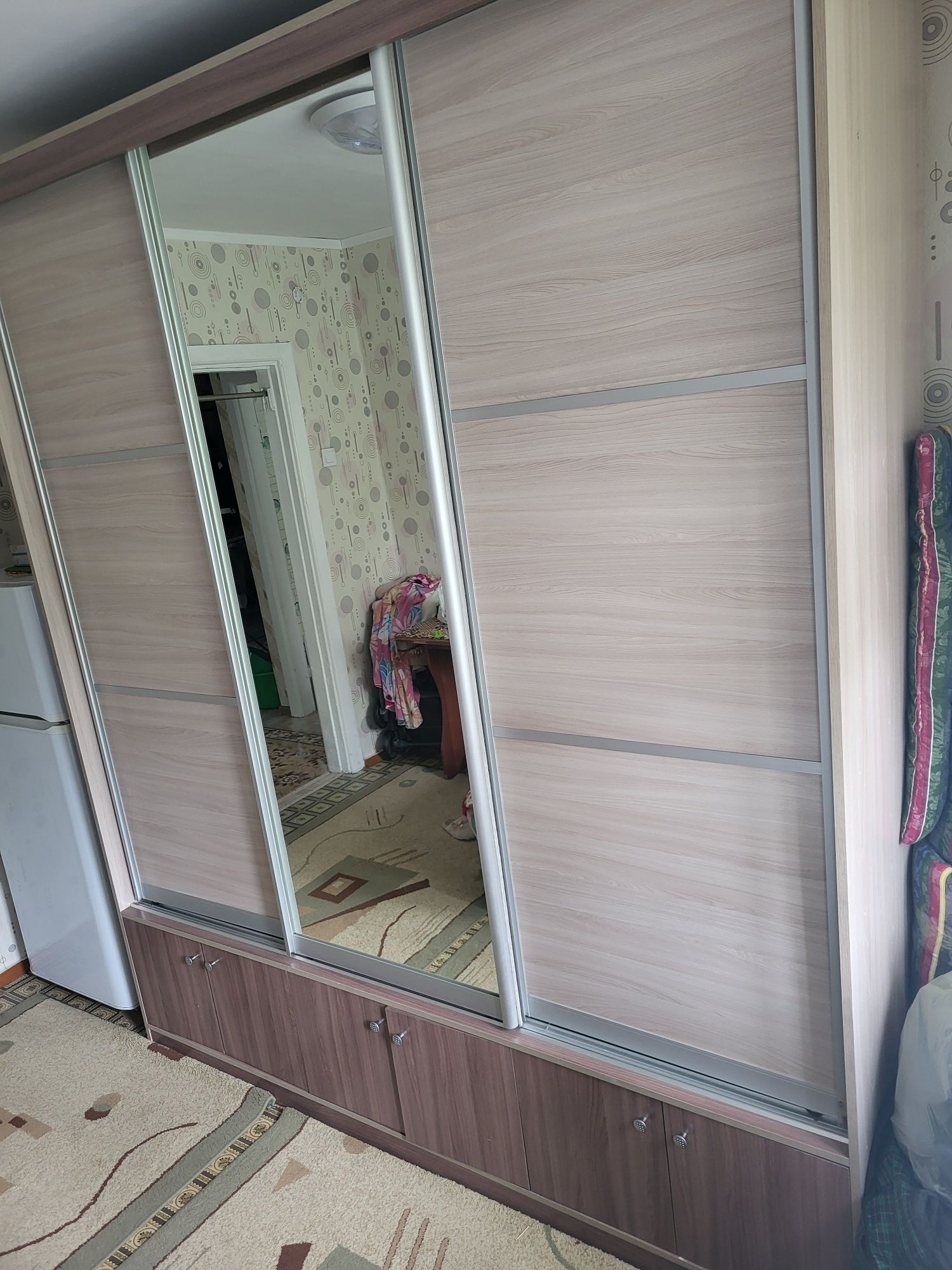 Удобный, вместимый шкаф-кюпе в отличном состоянии.