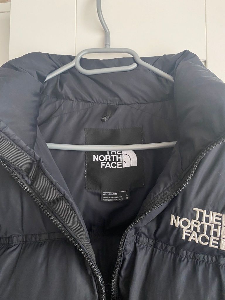 Vând geaca The north face 700 neagră ,