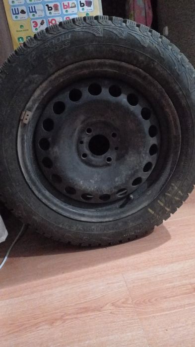 Продам  4 диска с шипованой резинай  в подарок 185/60R15 LADA