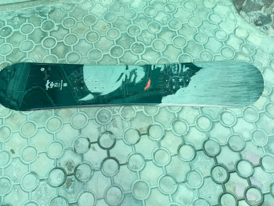 Сноуборд б/у в хорошем состоянии сапоги 42 размер