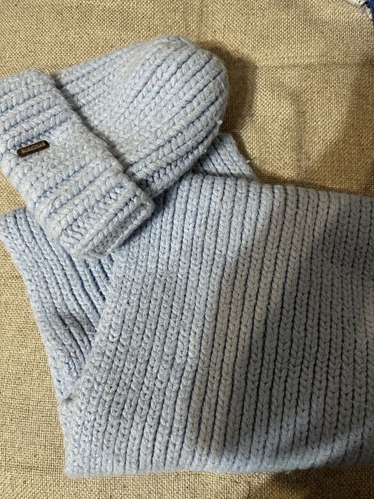 Продам недорого новую зимнюю шапку с шарфом