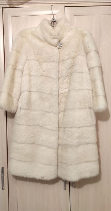 Продам шубу белая/молочная