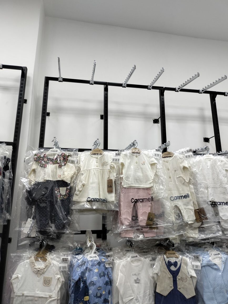 Стеллажи, рейлы, регулируемые полки для бутиков детской одежды. Лофт