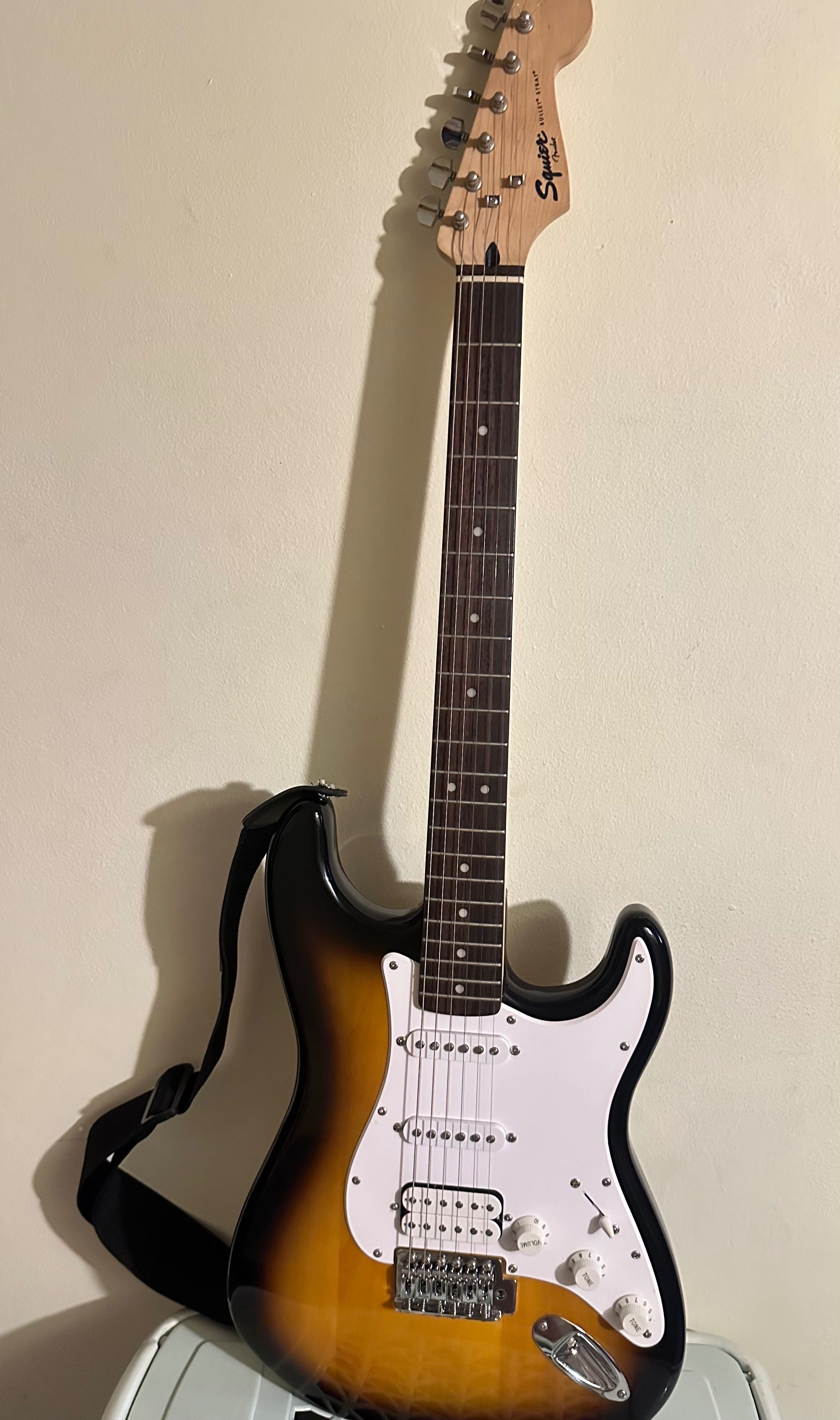 Chitară electrică Squier Bullet Strat HSS + husă + whammy bar + corzi