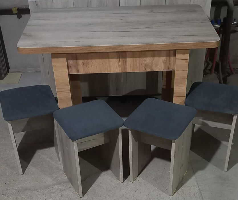 Кухонный стол и 4 табуретки