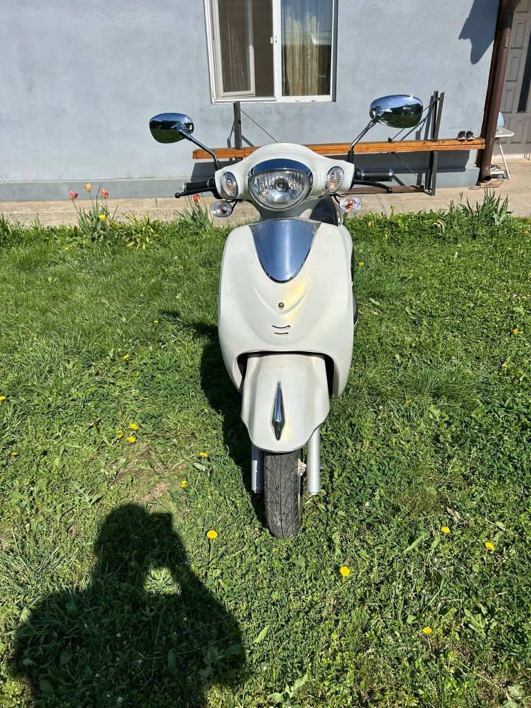 Scuter electric vespa 285 km