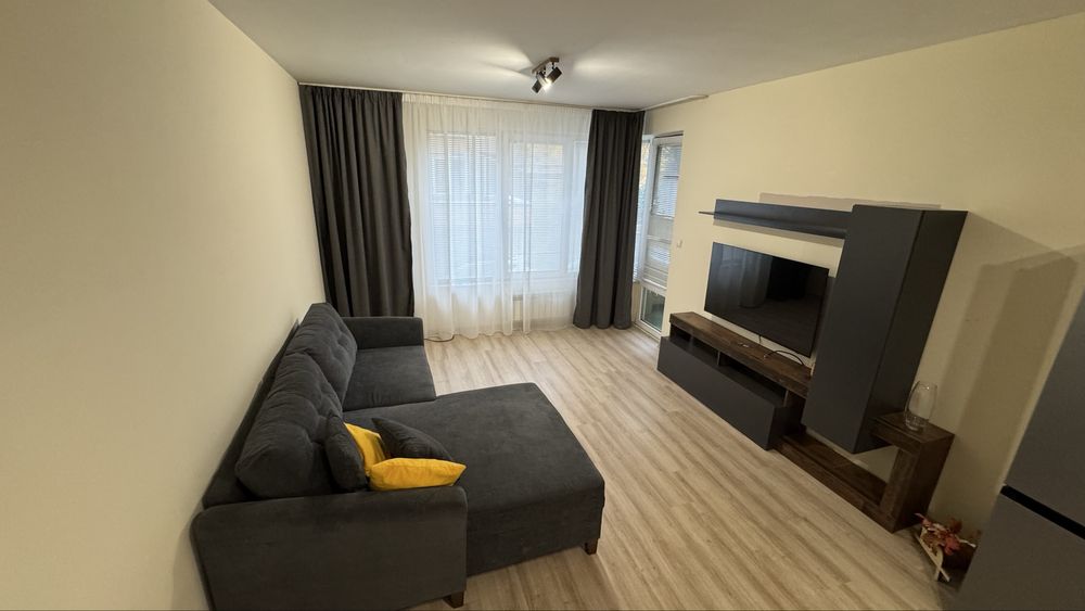 Двустаен апартамент под наем с гараж в Младост 1