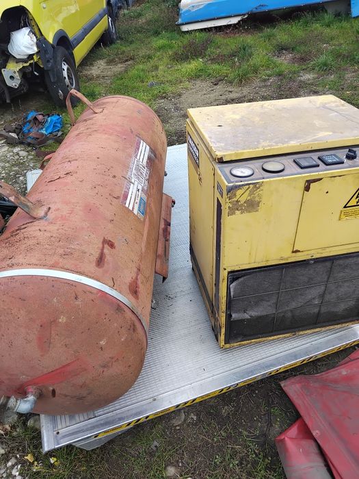 Vând copresor de 1000 l Kaeser