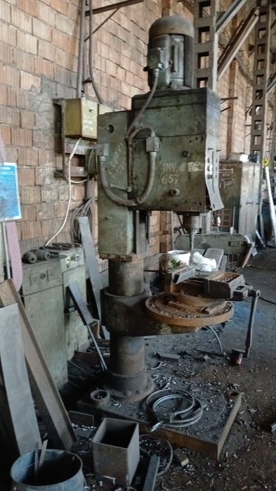 Masina de găurit verticală