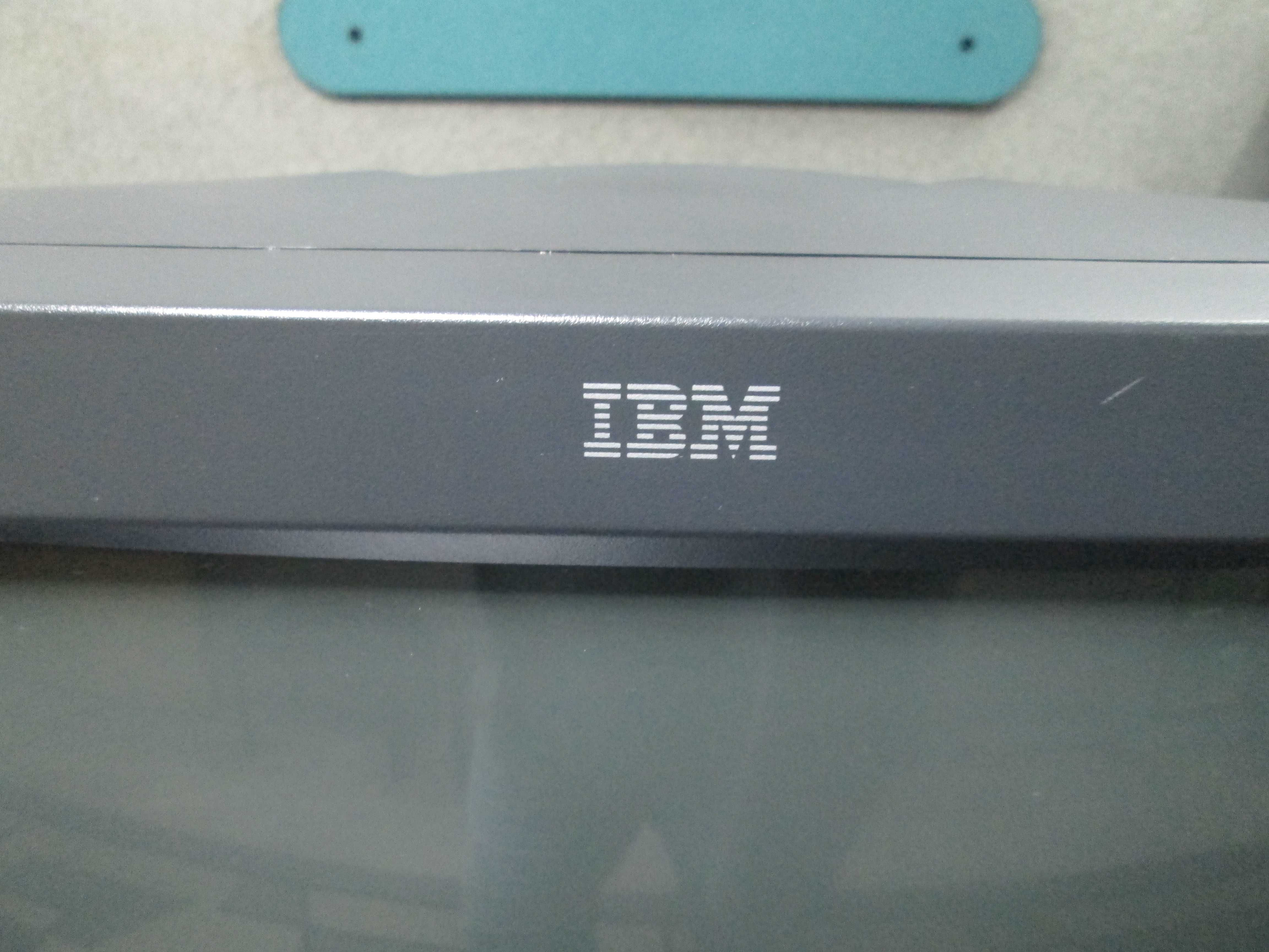 Продавам монитори IBM-17" и запазени компютърни кутии