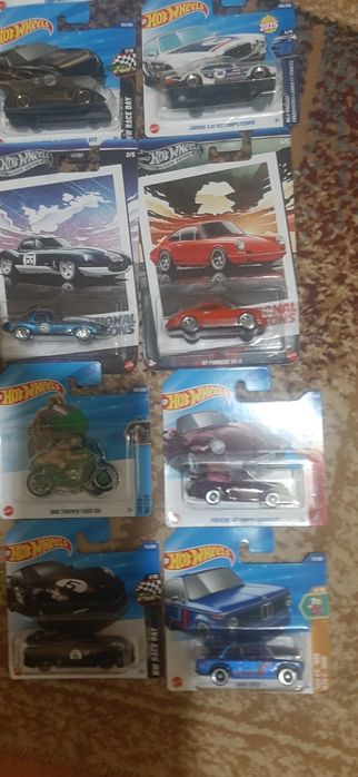 Vând 14 machete Hotwheels impecabile la 115 ron.