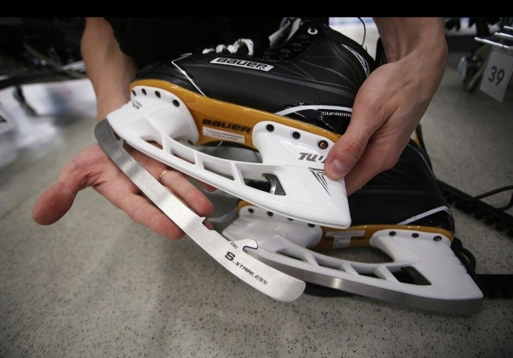 Заточка коньков, профессиональный станок.