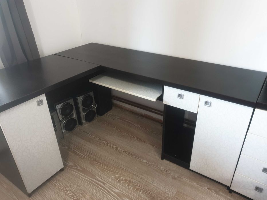 Birou mare wenge cu alb cu flori pe colt