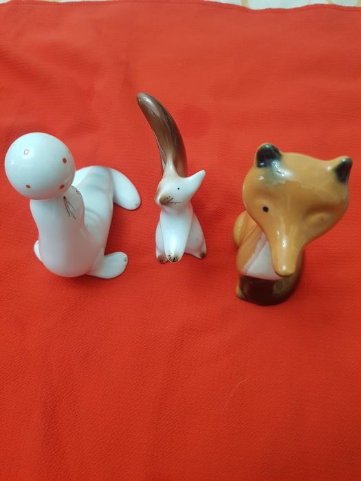 Bibelouri portelan din timpul comunismului.