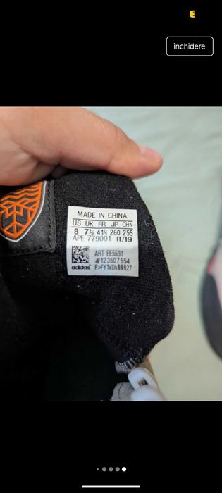 Adidași barbati aproape noi