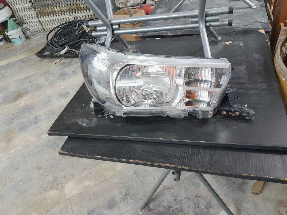 Десен фар за Toyota Hilux