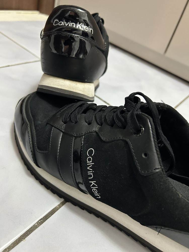 Calvin Klein - Pantofi sport din piele intoarsa cu insertii lucioase