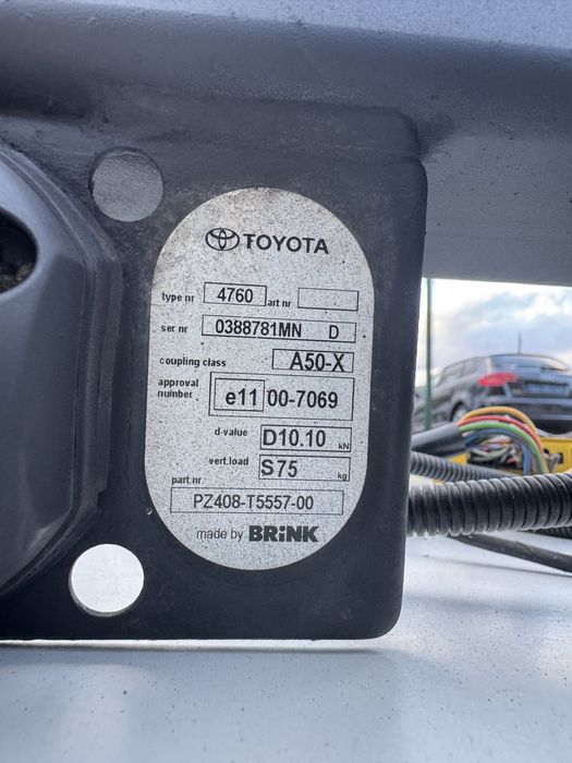 Теглич Тойота Авенсис 2009-2015г комби