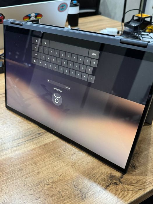 Lenovo Yoga 7  Ekrani 360° Sensorli Ekran Ruchkasi ham bor.
