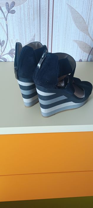 Босоножки на танкетке