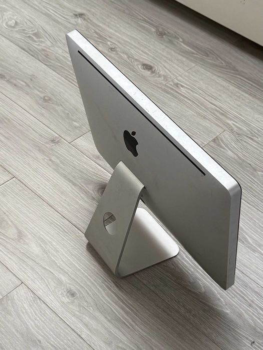 Vand iMac 21.5" cu placa video defecta