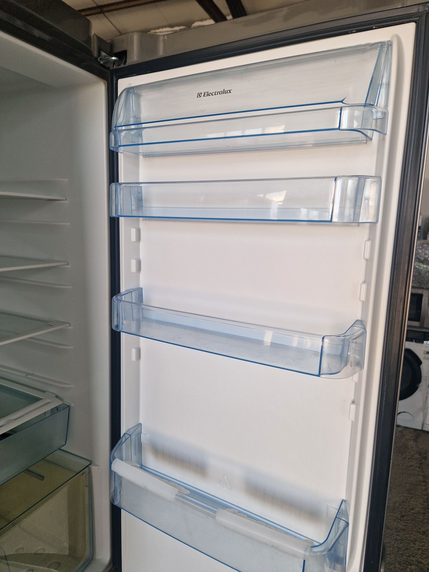 Хладилник с фризер Electrolux A++ 200 см  No Frost