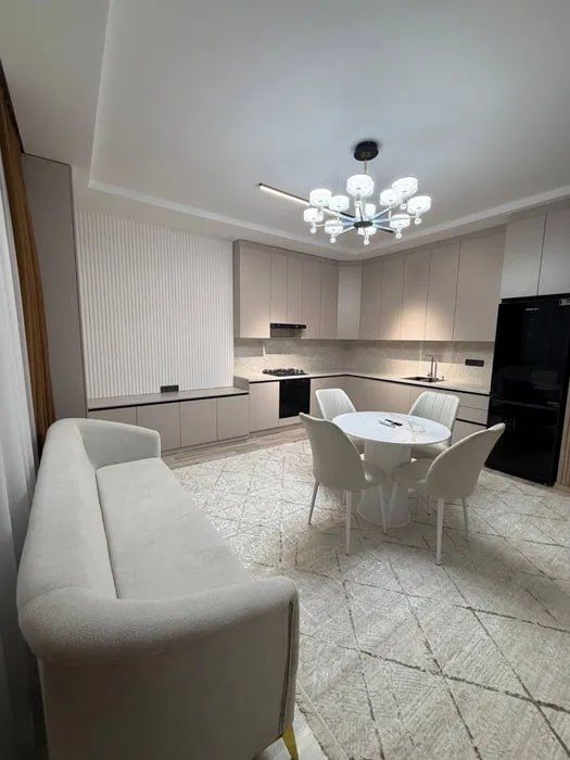 Срочно!!Сдается 2х ком квартира с ремонтом Ор-р Метро Новза 999*