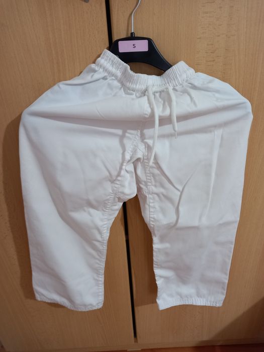 Vând costum Karate