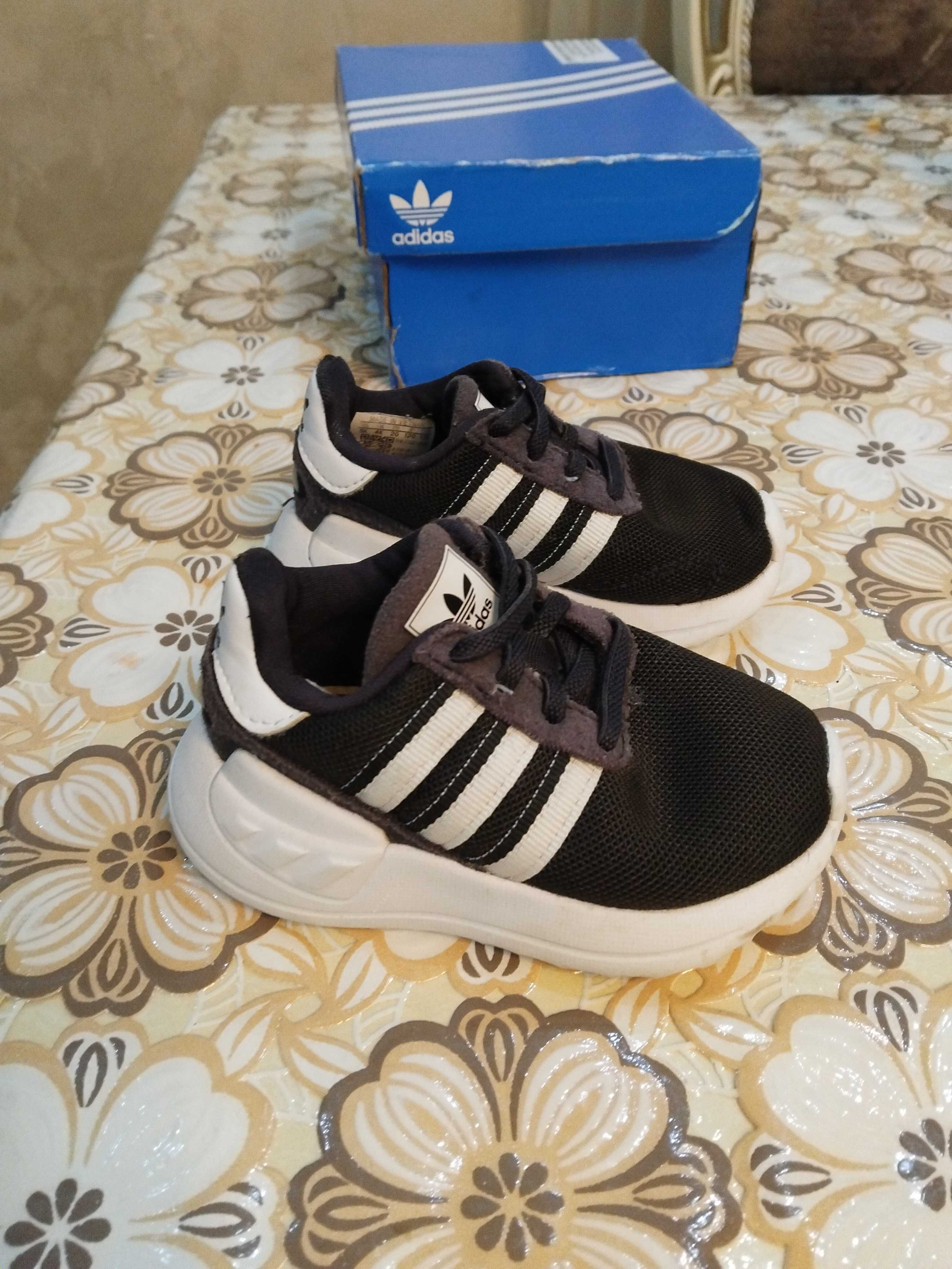 Маратонки на Adidas 20 номер