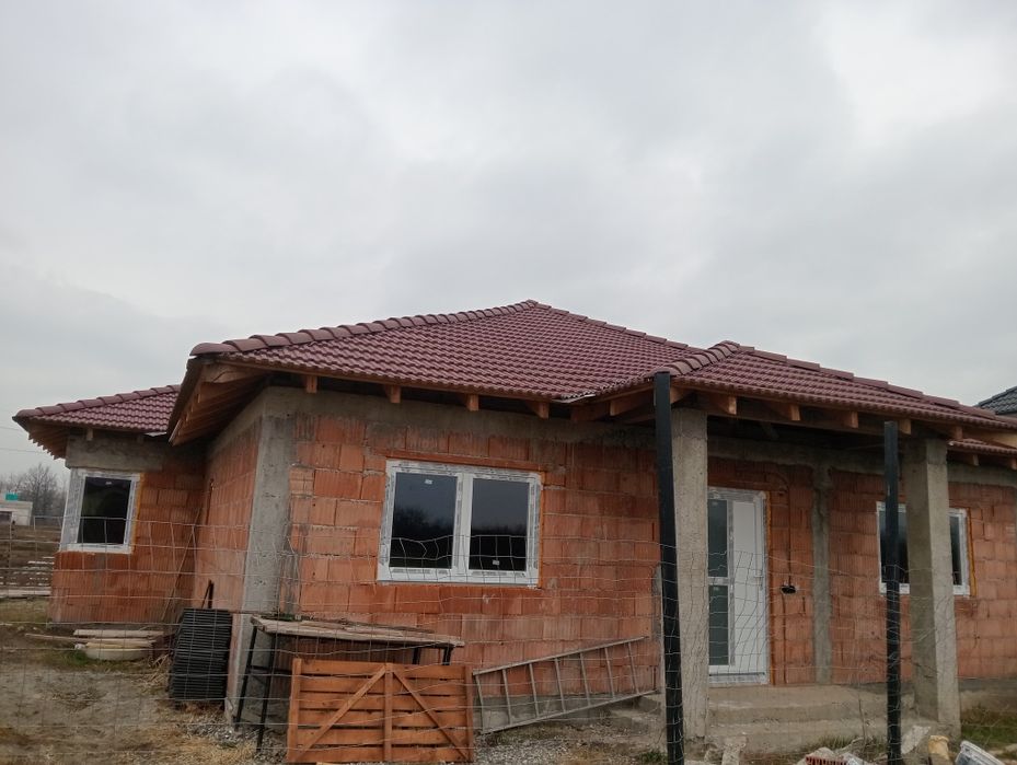 Construim case la rosu