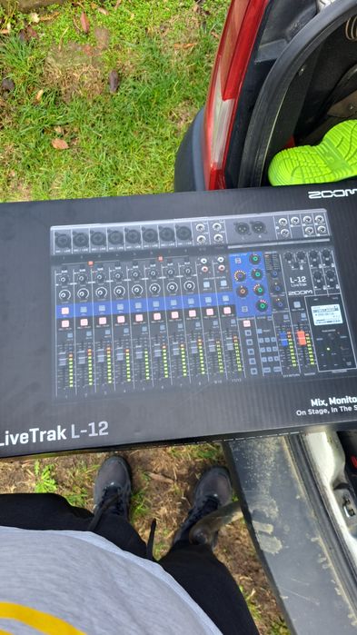 Vând statie Mixer LiveTrak L-12