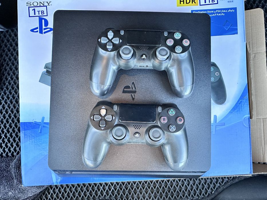 Play station ps 4 , 4 игры есть