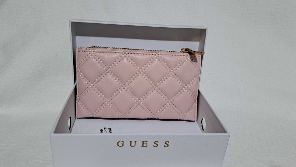 Чисто ново портмоне Guess