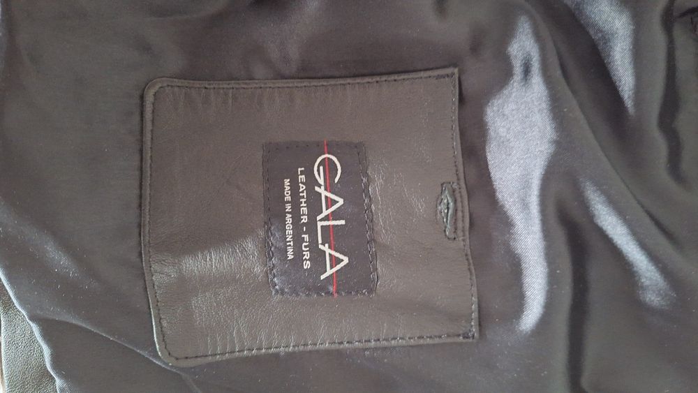 Vand geaca de piele ca si noua