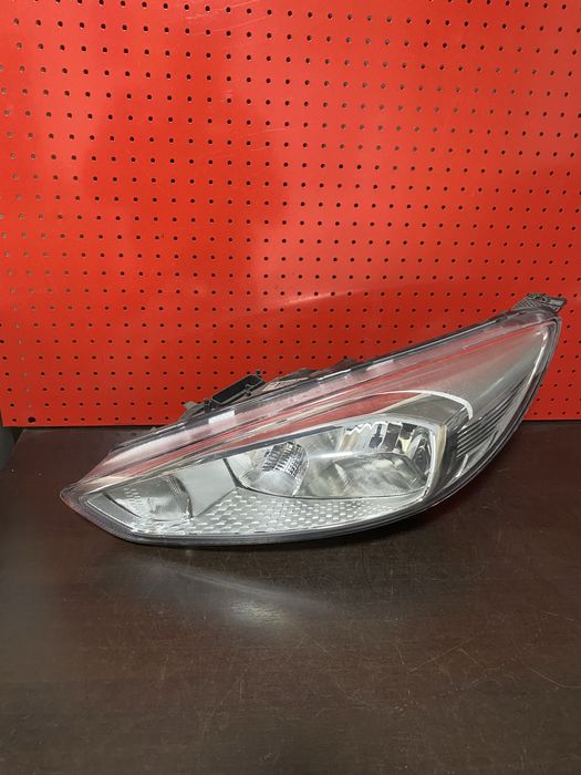 Far stanga Ford Focus 3 Facelift fundal gri