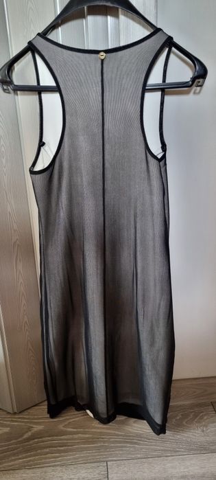 Rochie casual alb cu negru.