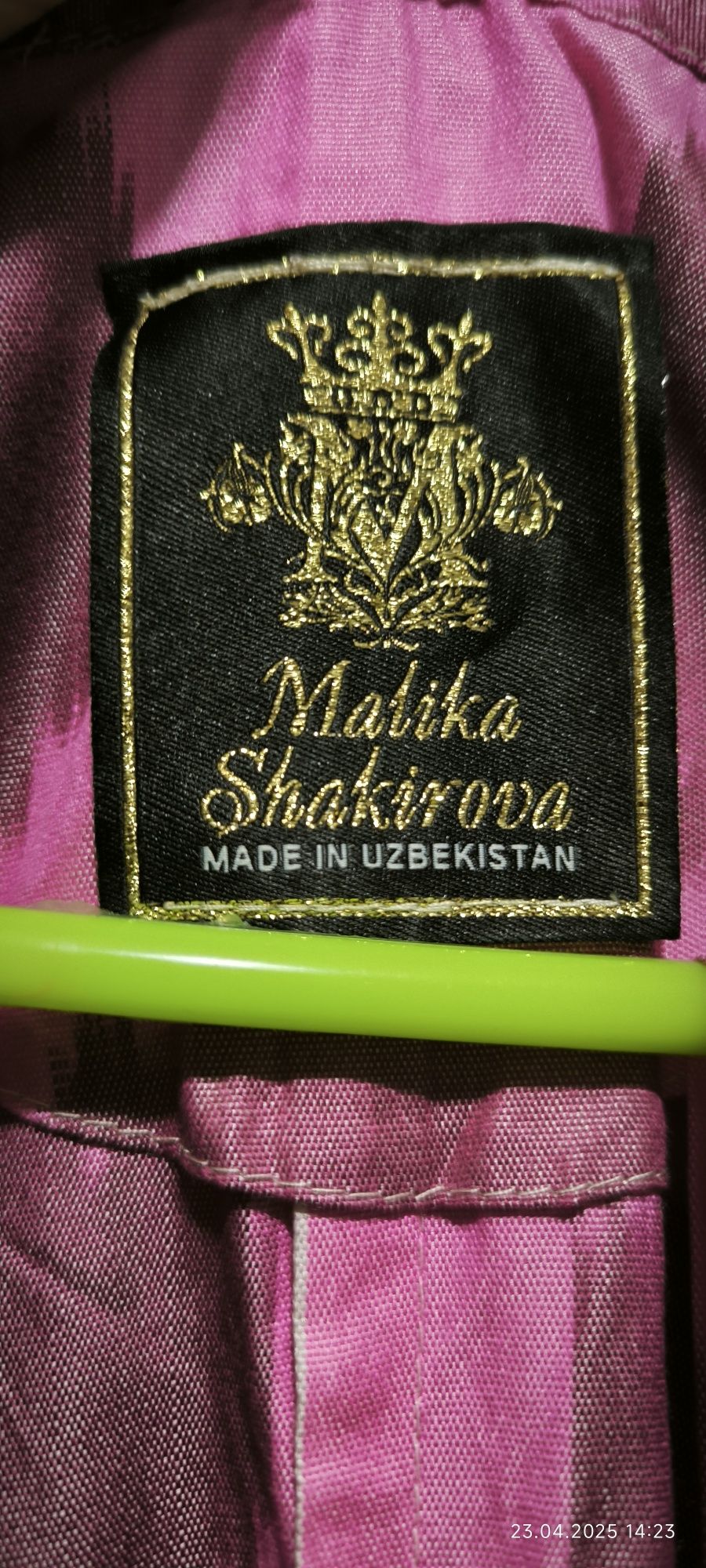 Продаётся женский, национальный халат,ткань адрас. Очень красивый.