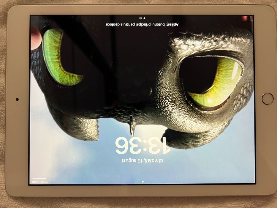Vând iPad 5th generation, 32 gb, grey, cu cutie și husă inclusa