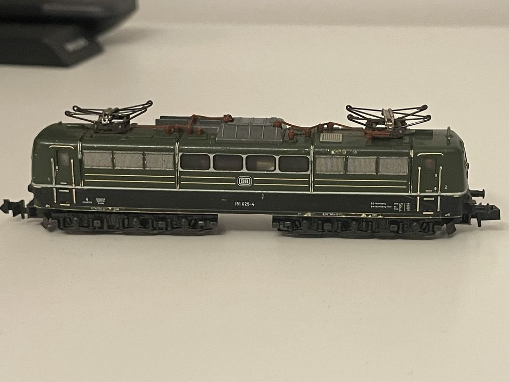 Locomotiva scara N 9mm verde pantograf si vagoane pasageri