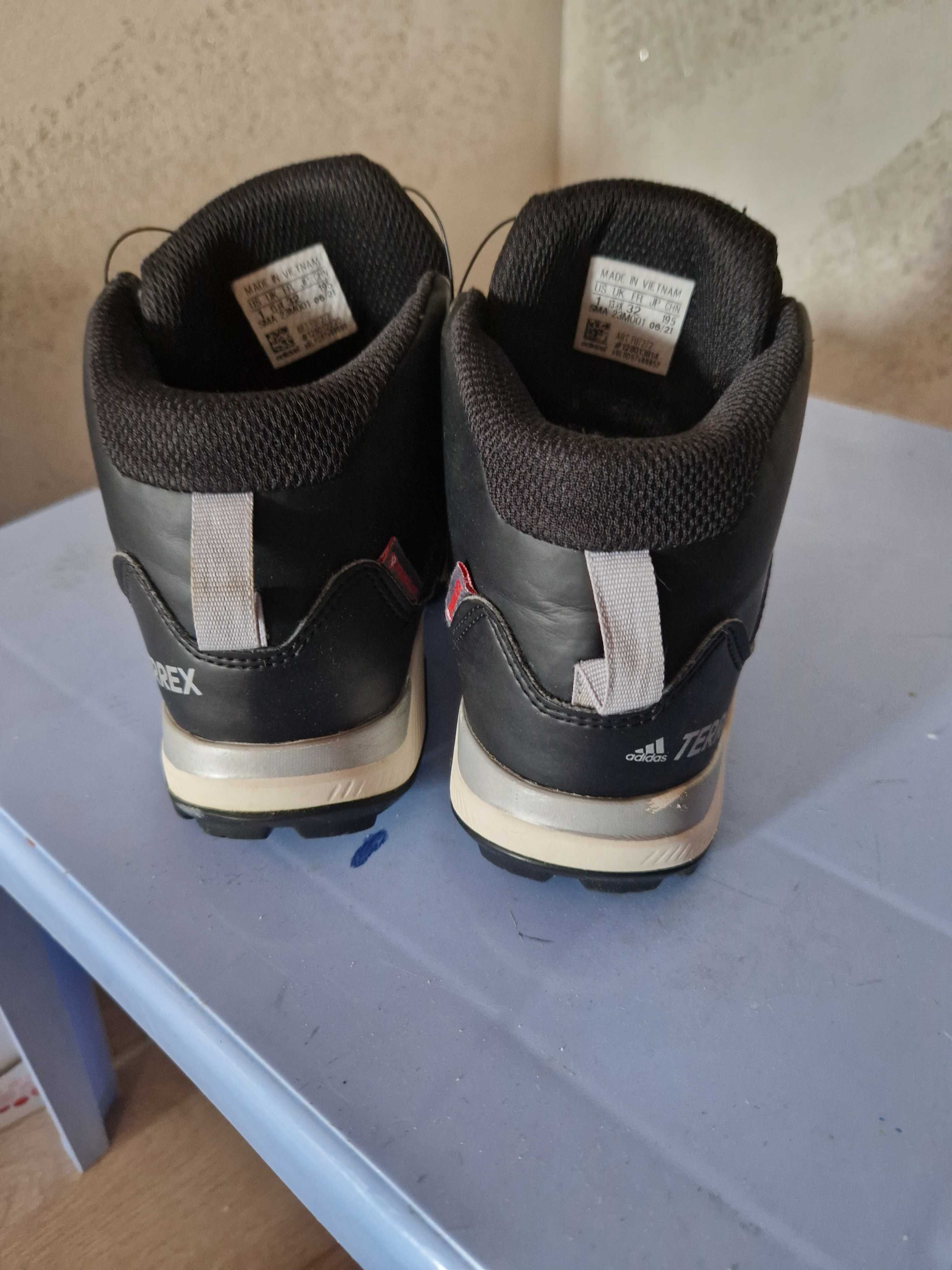 Зимни непромокаеми боти на adidas