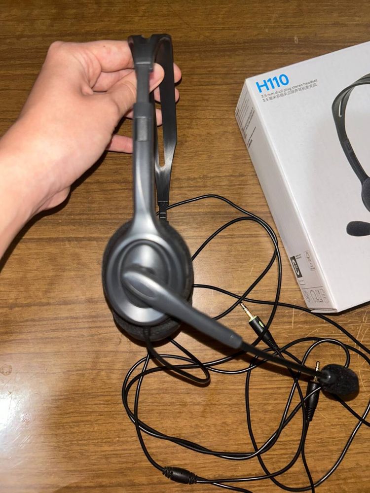 Гарнитура : Logitech  3.5 mm dual plug stereo headset