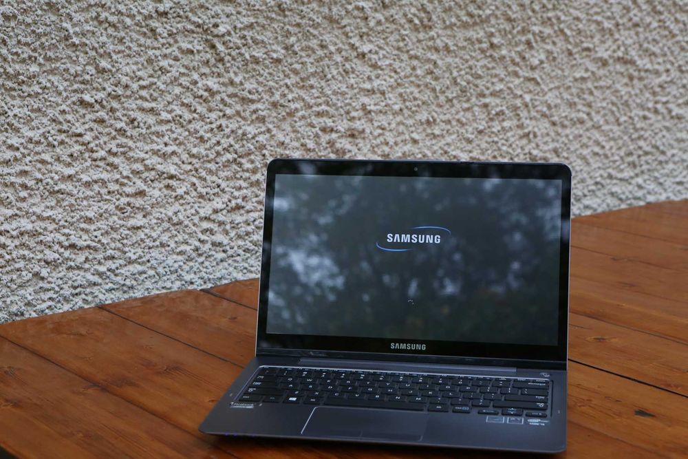 Лаптоп Самсунг с 12 гб РАМ с32 SSD  512 HDD за данни с тъчскрийн 13"