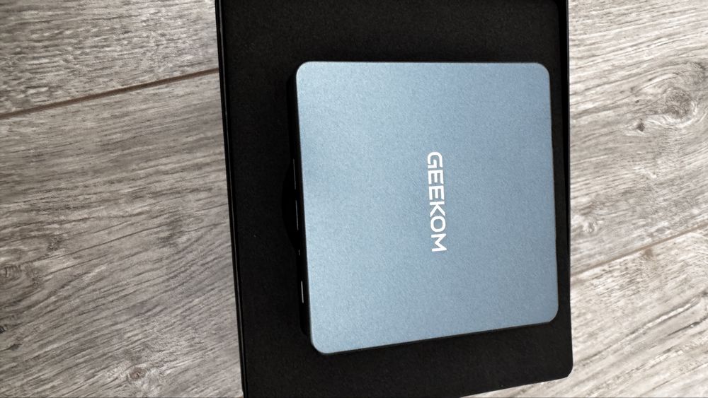 Mini PC marca GEEKOM, I7