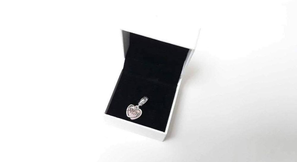 Talisman tip pandantiv cu inimioara cu inscriptia Mom, Pandora