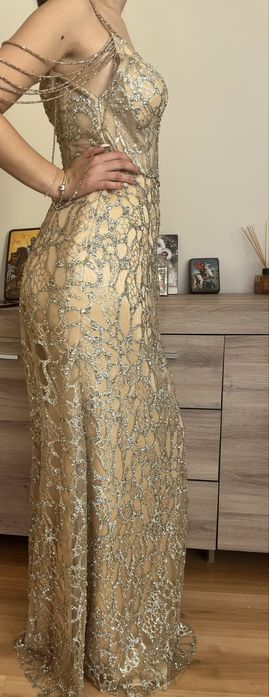 Продавам чисто нова бална рокля!