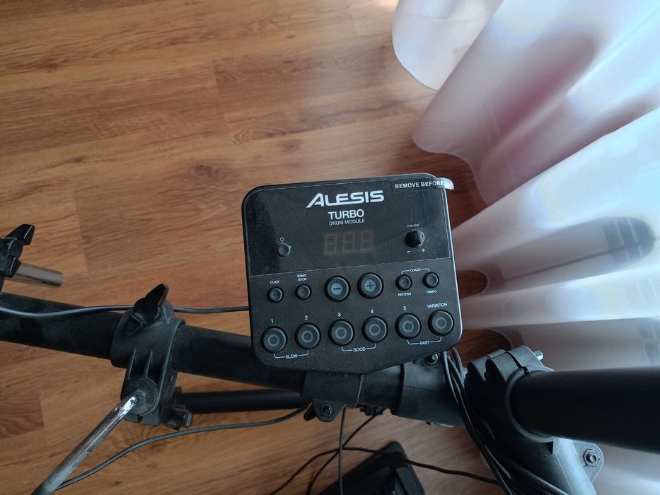 Електронен барабанен сет,  модел Alesis Nitro Mesh Kit.