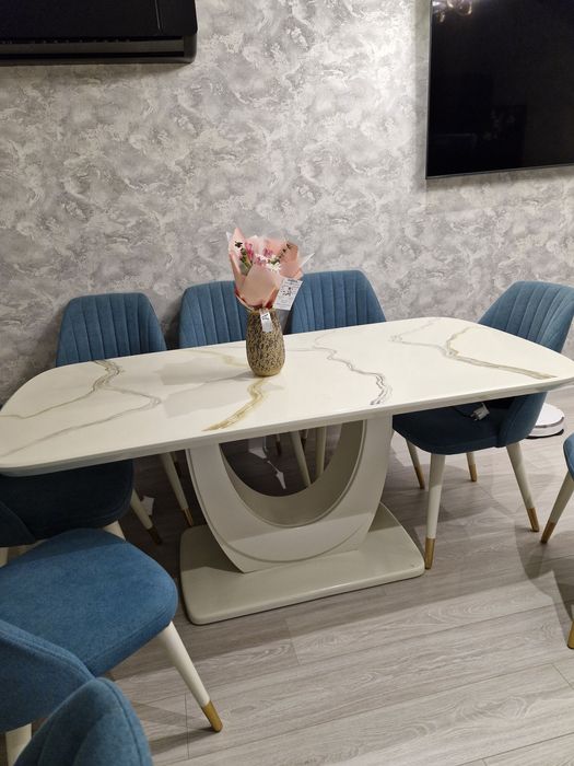 Продаётся стол со стульями в идеальном состоянии