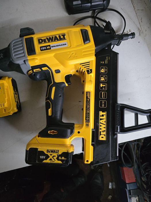 Vând Pistol cuie dewalt