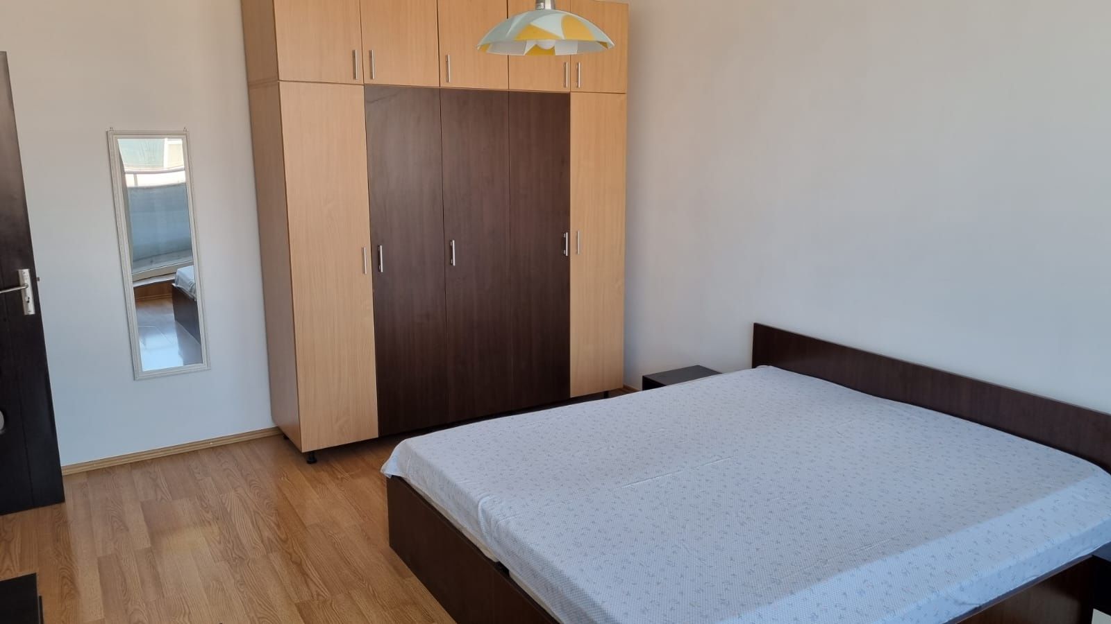 Închiriez apartament.