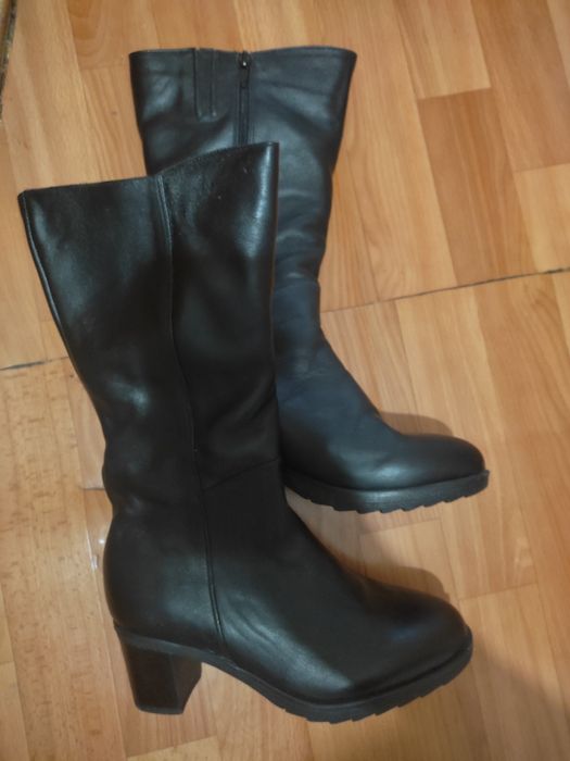 Продам новые кожанные сапоги женские зимние